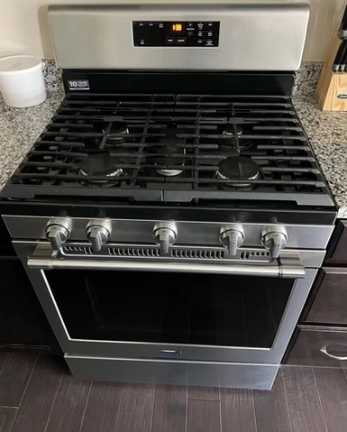 Stainless steel gas range with clean grates and cooktop