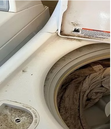Washing machine rim with grime and lint before cleaning